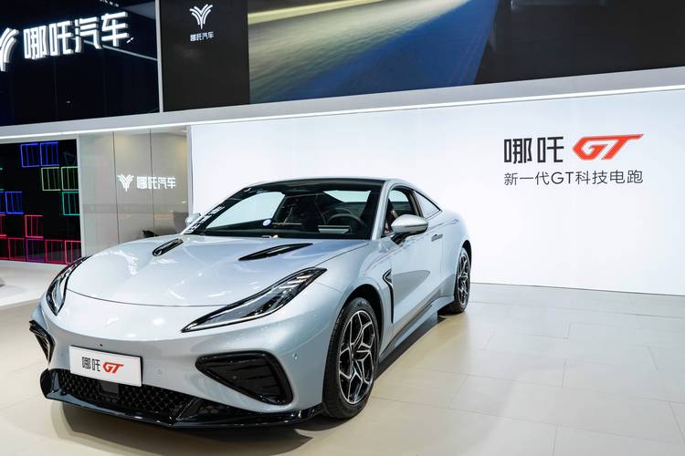 成都60哪吒汽车在智能汽车领域的表现，领途汽车在新能源汽车市场中的影响力